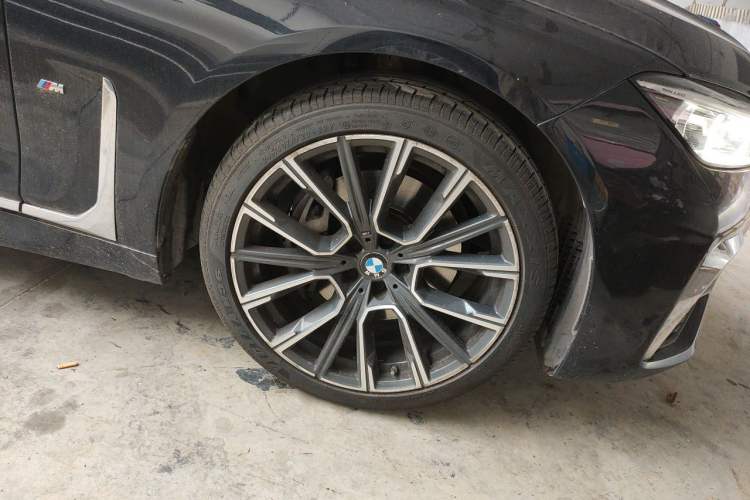 Used BMW 7 Series 2021 740Li Leading Model M Sport Package Right Front Wheel Hub