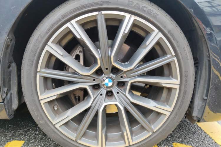 Used BMW 7 Series 2021 740Li Leading Model M Sport Package Right Front Wheel Hub
