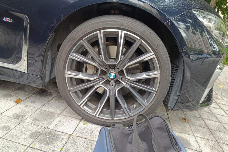 Used BMW 7 Series 2021 740Li Leading Model M Sport Package Right Front Wheel Hub