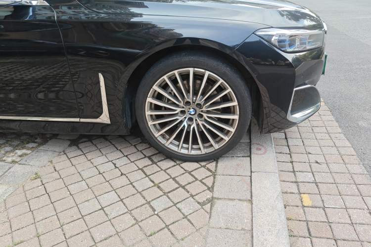 Used BMW 7 Series 2021 740Li Luxury Edition with Premium Package Right Front Wheel Hub