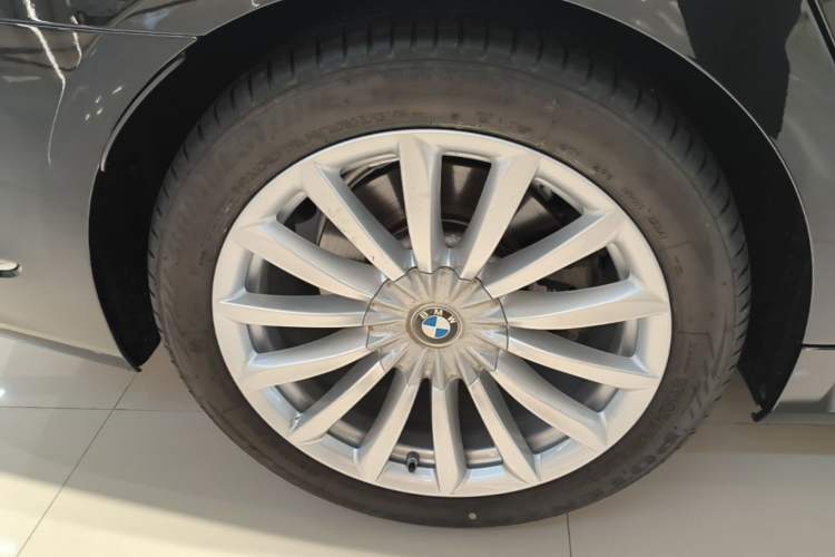 Used BMW 7 Series 2021 730Li Luxury Package Right Rear Wheel Hub
