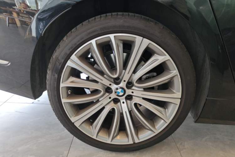 Used BMW 7 Series 2021 740Li Leading Edition Luxury Package Right Rear Wheel Hub