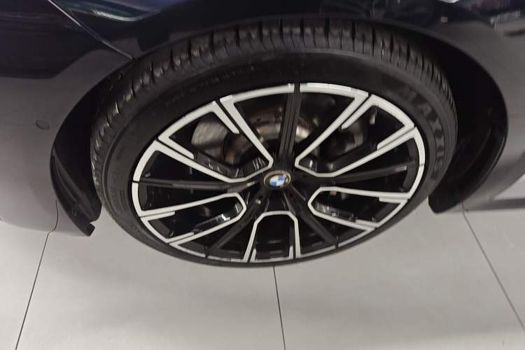 Used BMW 7 Series 2021 730Li M Sport Package Left Front Wheel Hub
