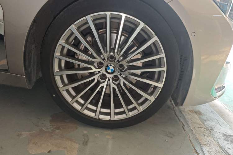 Used BMW 7 Series 2021 740Li Luxury Edition with Premium Package Right Front Wheel Hub