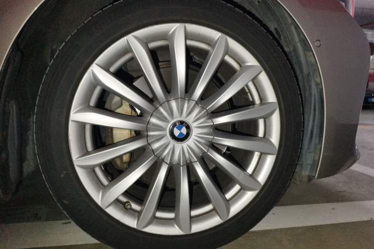 Used BMW 7 Series 2021 730Li Luxury Package Right Front Wheel Hub