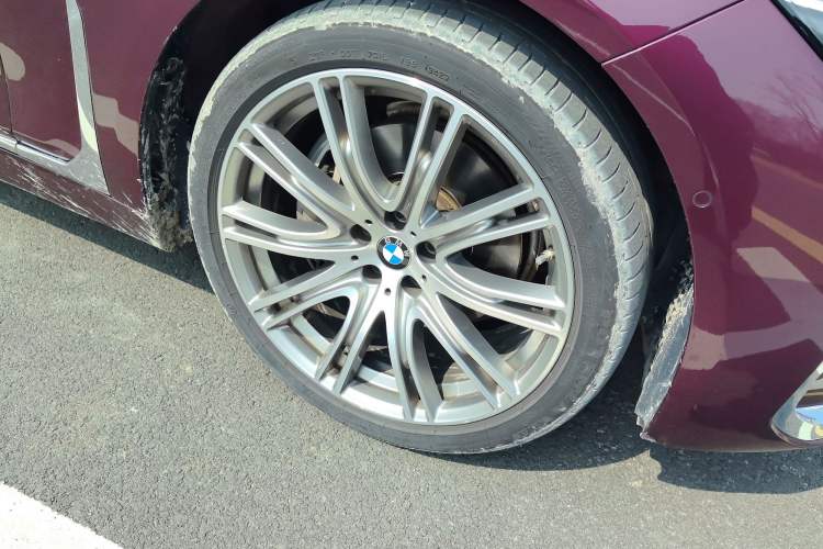 Used BMW 7 Series 2021 740Li xDrive Executive Luxury Package Right Front Wheel Hub
