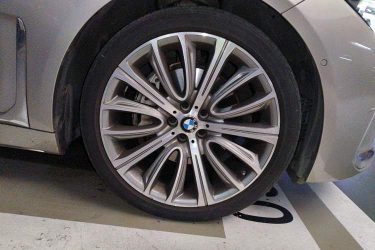 Used BMW 7 Series 2021 740Li Leading Edition Luxury Package Right Front Wheel Hub