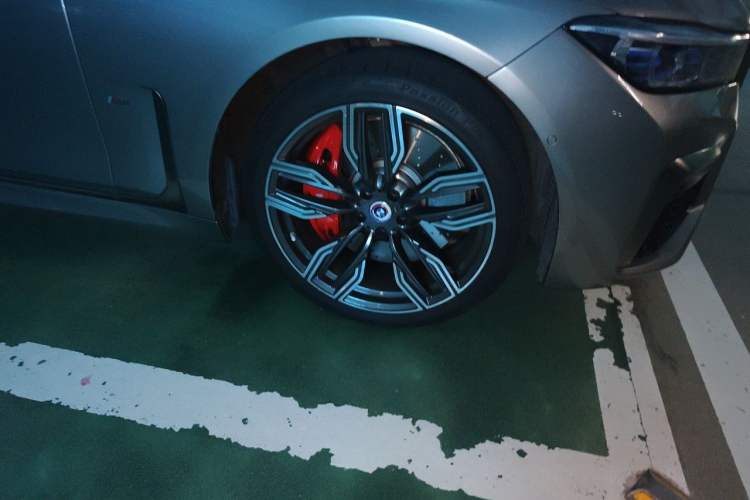 Used BMW 7 Series 2021 730Li M Sport Package Right Front Wheel Hub