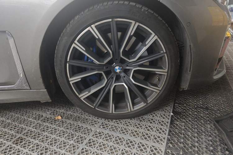 Used BMW 7 Series 2021 740Li Leading Model M Sport Package Right Front Wheel Hub