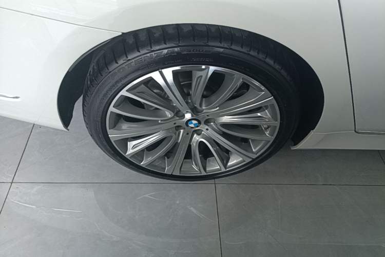 Used BMW 7 Series 2021 740Li Leading Edition Luxury Package Right Rear Wheel Hub