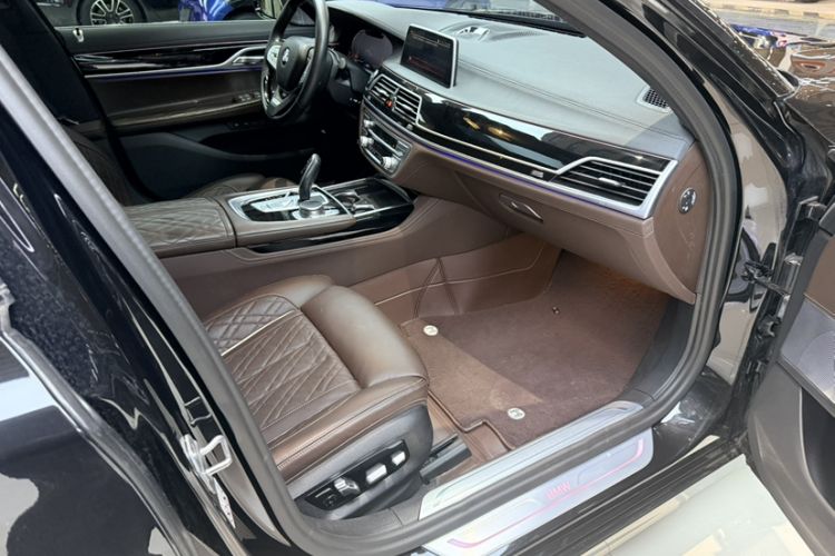 Used BMW 7 Series 2022 740Li xDrive Executive Luxury Package Interior 8