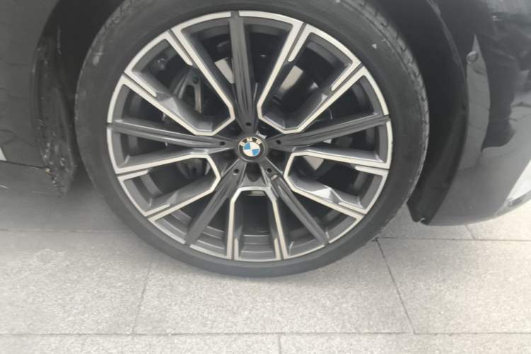 Used BMW 7 Series 2022 740Li Luxury Edition M Sport Package Right Front Wheel Hub