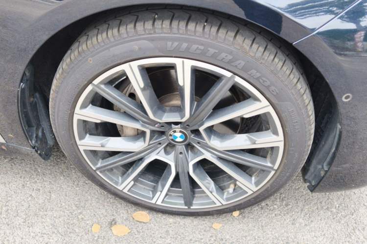 Used BMW 7 Series 2022 740Li Luxury Edition M Sport Package Right Front Wheel Hub