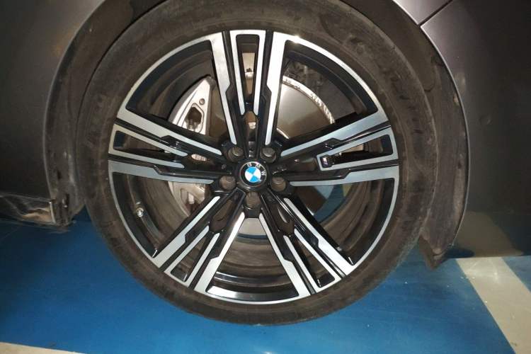 Used BMW 7 Series 2022 740Li Luxury Edition M Sport Package Right Front Wheel Hub