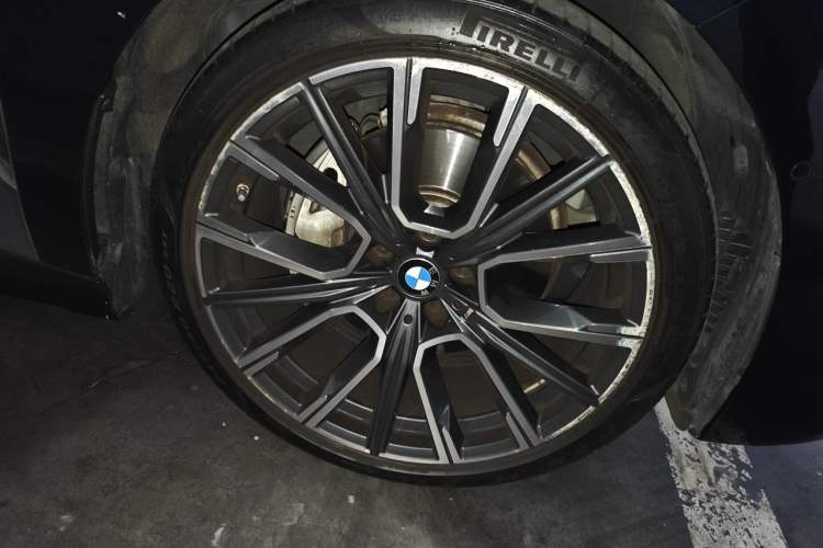 Used BMW 7 Series 2022 740Li Luxury Edition M Sport Package Right Front Wheel Hub