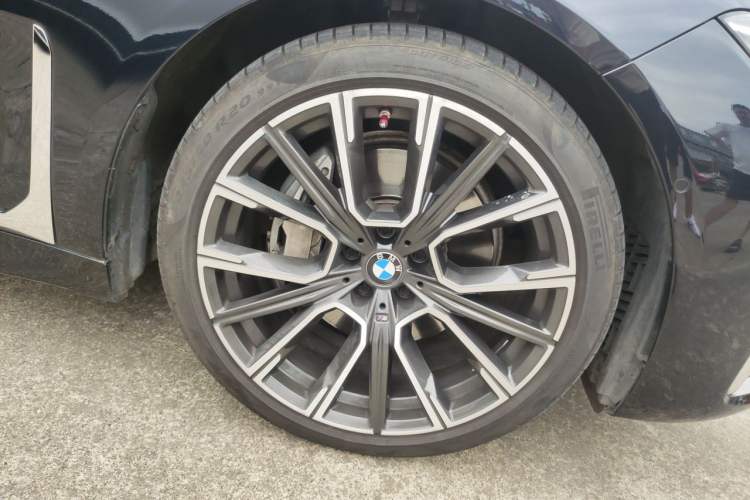 Used BMW 7 Series 2022 740Li xDrive Executive M Sport Package Right Front Wheel Hub