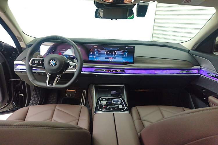 Used BMW 7 Series 2023 735Li M Sport Package Center Console