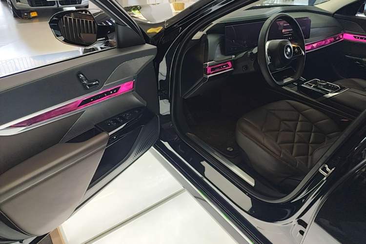 Used BMW 7 Series 2023 735Li Luxury Package Driver Seat