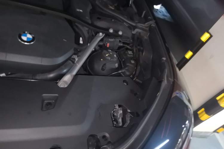 Used BMW 7 Series 2023 735Li Luxury Package Engine Bay Left