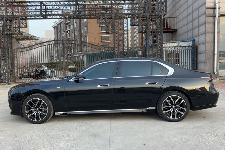 Used BMW 7 Series 2023 735Li M Sport Package Exterior 3