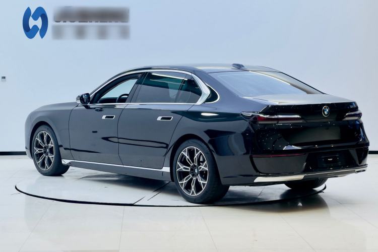 Used BMW 7 Series 2023 735Li Luxury Package Exterior 3