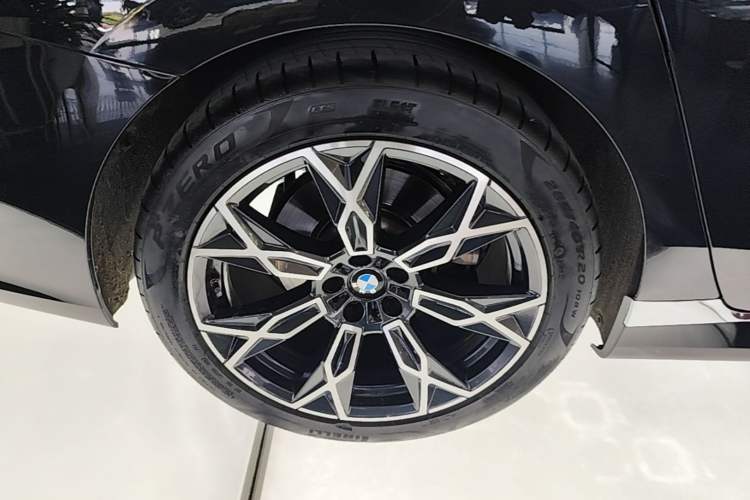 Used BMW 7 Series 2023 735Li Luxury Package Exterior 5