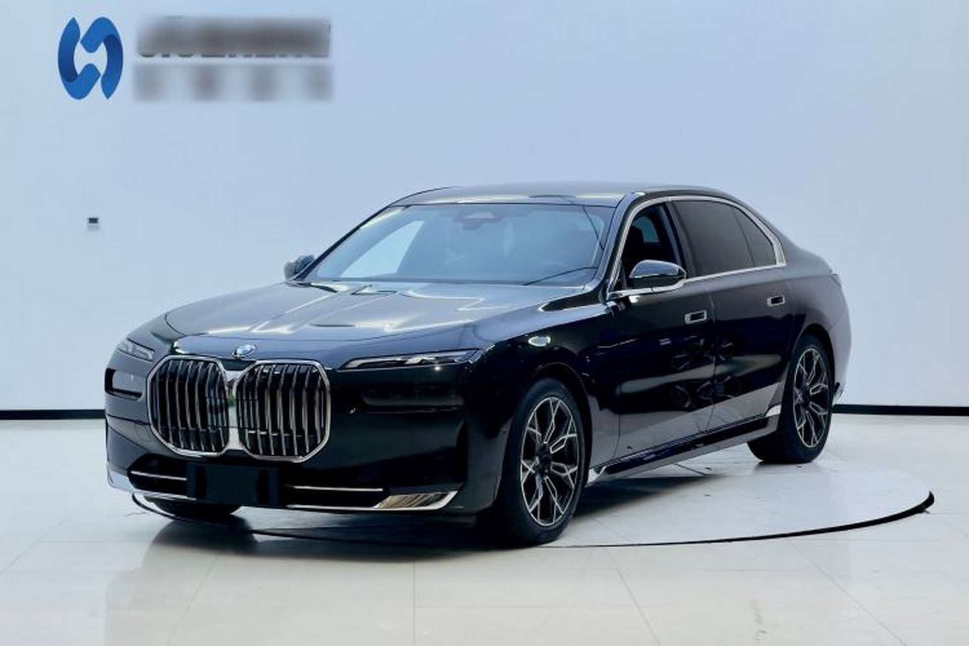 Used BMW 7 Series 2023 735Li Luxury Package Front Left 45 Deg