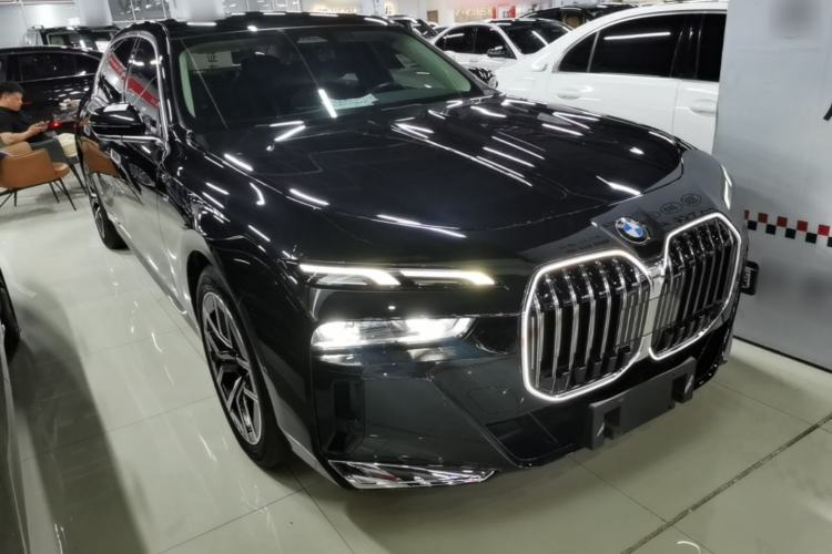 Used BMW 7 Series 2023 735Li M Sport Package Front Right 45 Deg