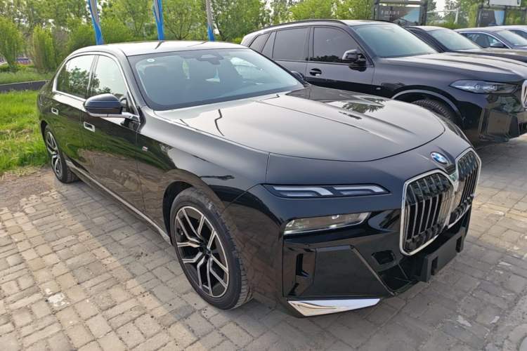 Used BMW 7 Series 2023 735Li M Sport Package Front Right 45 Deg