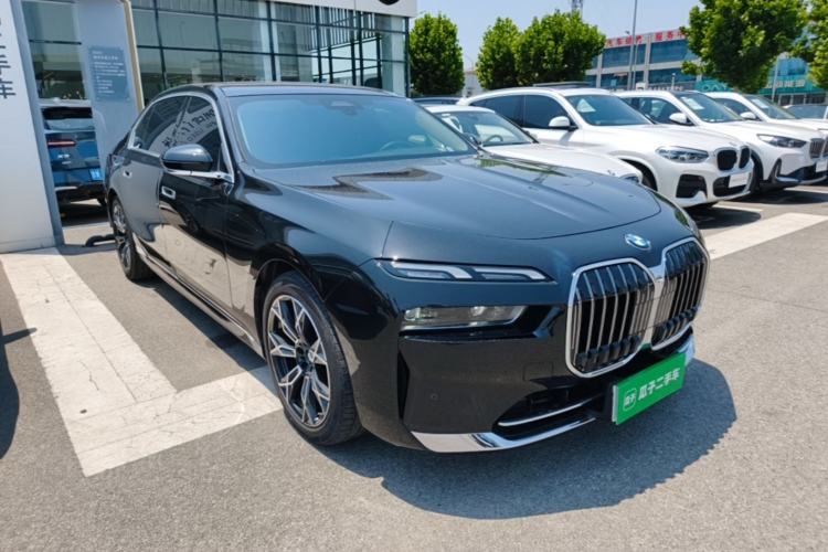 Used BMW 7 Series 2023 735Li Luxury Package Front Right 45 Deg