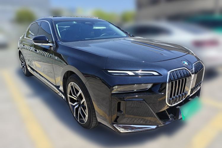 Used BMW 7 Series 2023 735Li M Sport Package Front Right 45 Deg