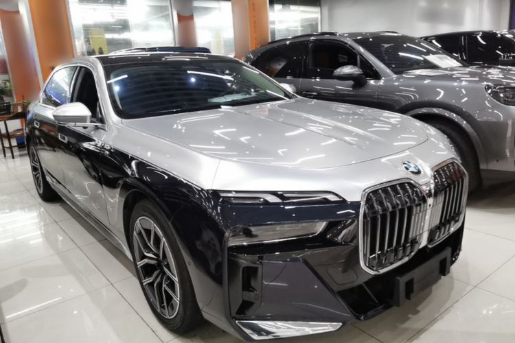 Used BMW 7 Series 2023 735Li M Sport Package Front Right 45 Deg