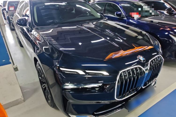 Used BMW 7 Series 2023 735Li Luxury Package Front Right 45 Deg
