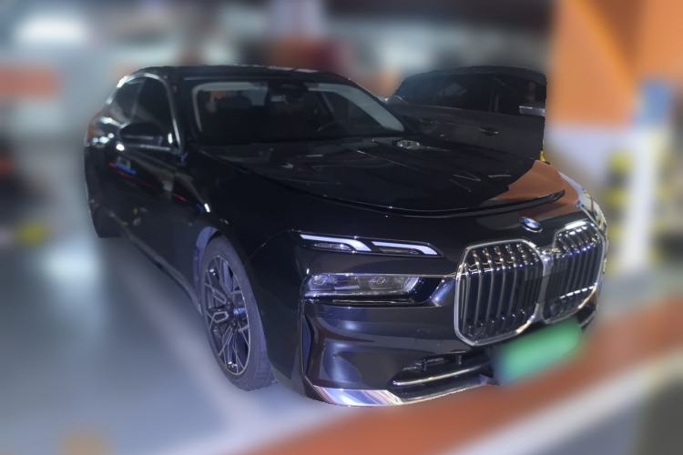 Used BMW 7 Series 2023 735Li Luxury Package Front Right 45 Deg