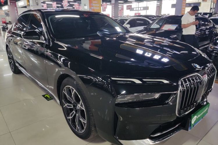 Used BMW 7 Series 2023 735Li Luxury Package Front Right 45 Deg