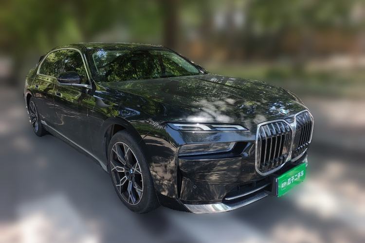 Used BMW 7 Series 2023 735Li Luxury Package Front Right 45 Deg