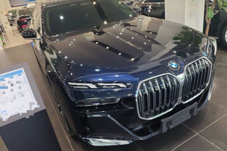 Used BMW 7 Series 2023 735Li M Sport Package Front Right 45 Deg