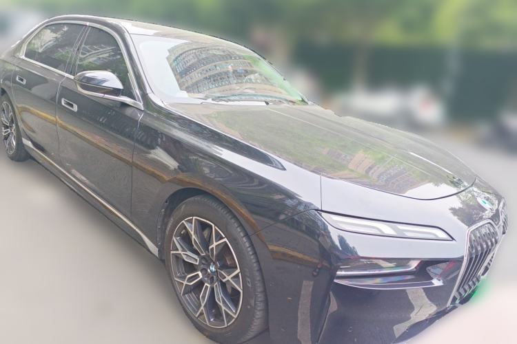 Used BMW 7 Series 2023 735Li Luxury Package Front Right 45 Deg