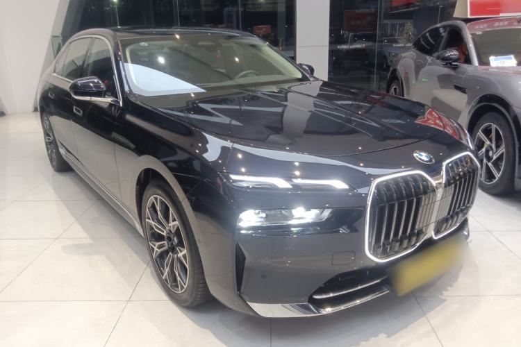 Used BMW 7 Series 2023 735Li Luxury Package Front Right 45 Deg
