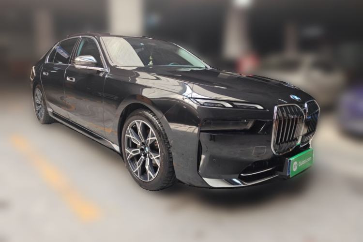 Used BMW 7 Series 2023 735Li Luxury Package Front Right 45 Deg