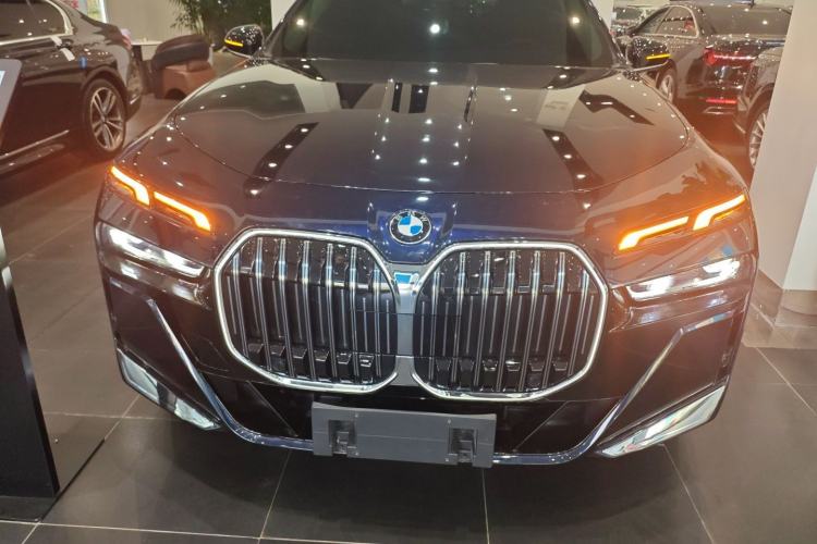 Used BMW 7 Series 2023 735Li M Sport Package Front