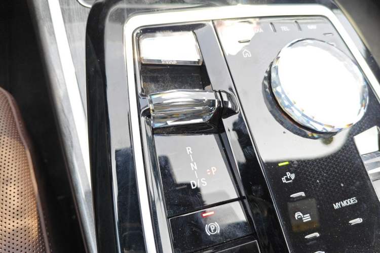 Used BMW 7 Series 2023 740Li Luxury Edition with Premium Package Gear Lever