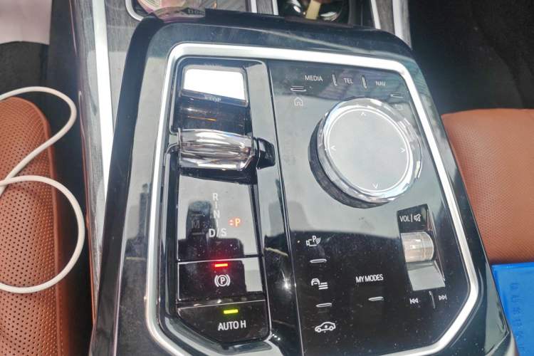 Used BMW 7 Series 2023 740Li Luxury Edition with Premium Package Gear Lever