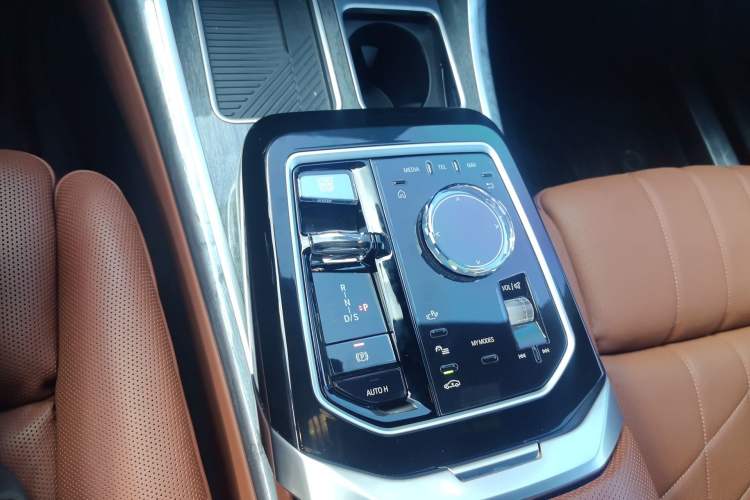 Used BMW 7 Series 2023 740Li Luxury Edition with Premium Package Gear Lever