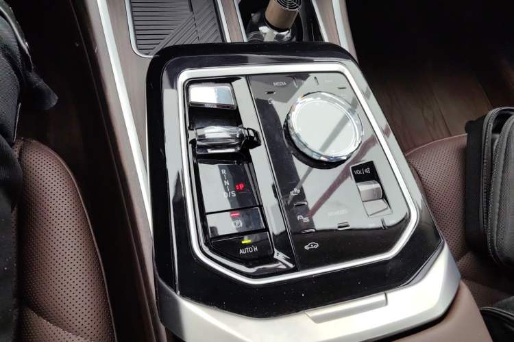 Used BMW 7 Series 2023 735Li M Sport Package Gear Lever