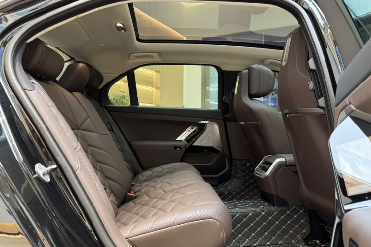 Used BMW 7 Series 2023 735Li M Sport Package Interior 12
