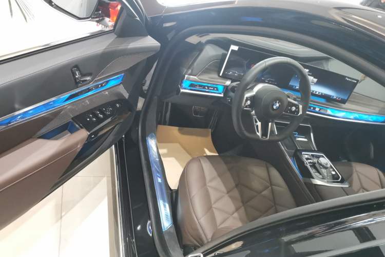 Used BMW 7 Series 2023 735Li M Sport Package Interior 3