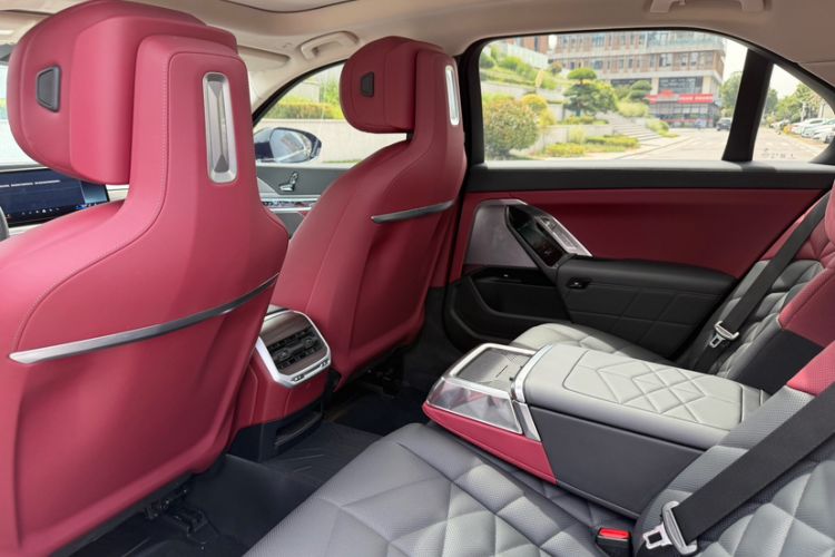 Used BMW 7 Series 2023 735Li M Sport Package Interior 4