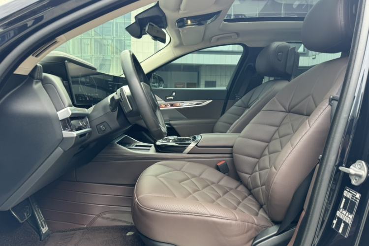 Used BMW 7 Series 2023 735Li M Sport Package Interior 5