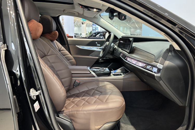 Used BMW 7 Series 2023 735Li M Sport Package Interior 6